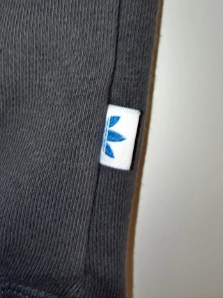 Sudadera Adidas con capucha y bolsillo