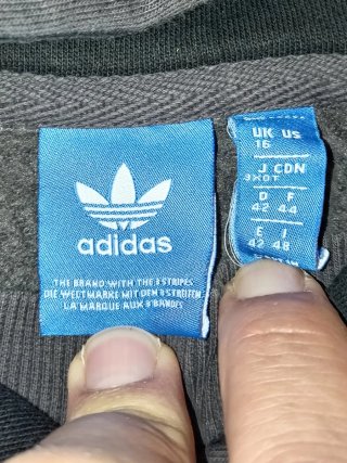 Sudadera Adidas con capucha y bolsillo
