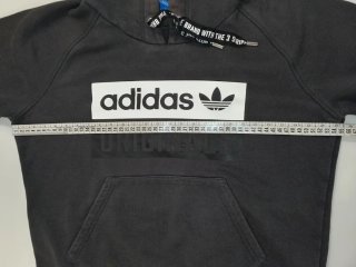 Sudadera Adidas con capucha y bolsillo
