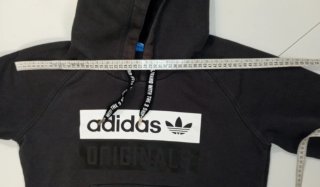 Sudadera Adidas con capucha y bolsillo