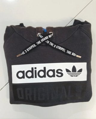 Sudadera Adidas con capucha y bolsillo