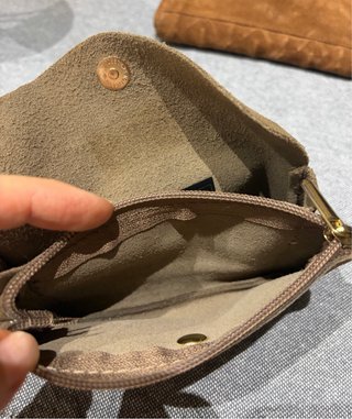 Monedero plano ante marrón con botón dorado