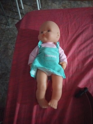 Muñeca bebé con vestido azul y amarillo