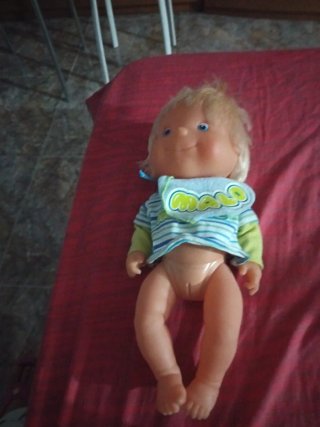 Muñeca bebé con vestido azul y amarillo