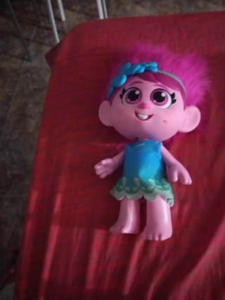 Muñeca bebé con vestido azul y amarillo