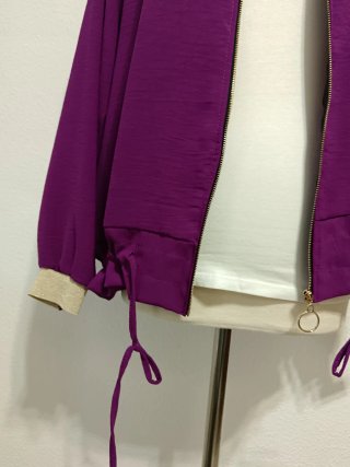 Chaqueta Morada con Detalles Beige