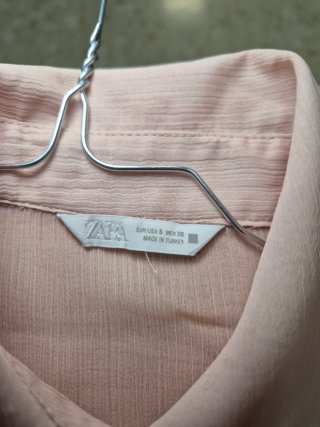 Camisa Zara rosa con volantes