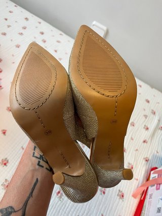 Zapatos de tacón destalonados
