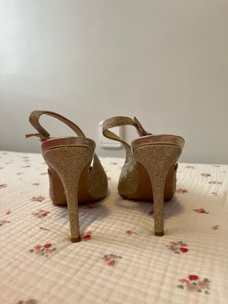 Zapatos de tacón destalonados
