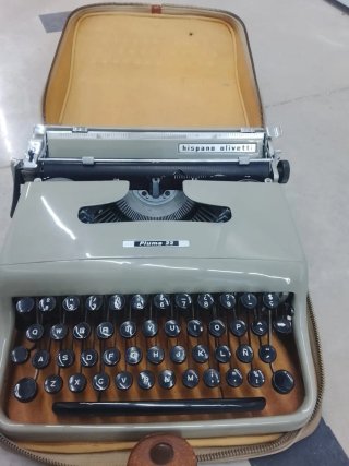 Máquina de escribir Hispano Olivetti Pluma 22