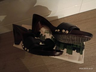 Zapatos de tacón de madera