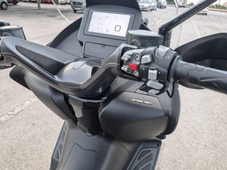 Zontes 350E Maxi Scooter Negra y Dorada