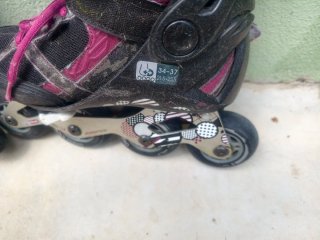 Patines en línea negros y rosas
