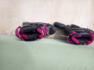 Patines en línea negros y rosas