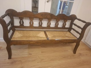Escaño de madera con asiento de enea