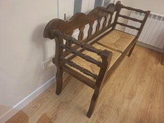 Escaño de madera con asiento de enea