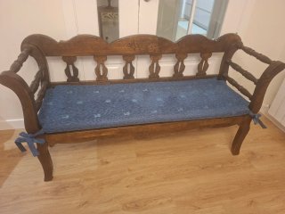 Escaño de madera con asiento de enea