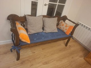 Escaño de madera con asiento de enea