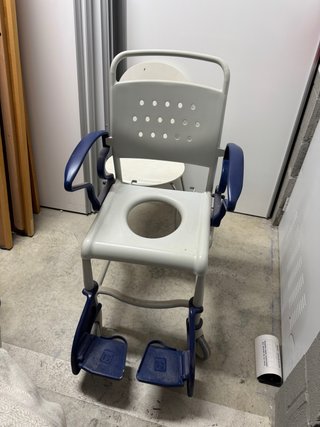 Silla de ducha y WC REBOTEC con ruedas