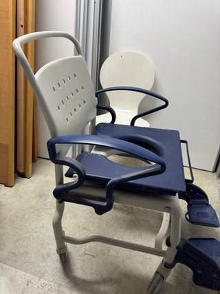 Silla de ducha y WC REBOTEC con ruedas