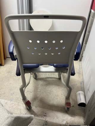 Silla de ducha y WC REBOTEC con ruedas