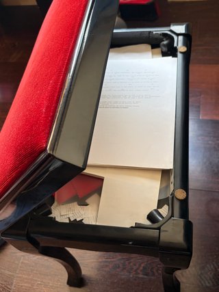 Banqueta de piano roja con almacenaje