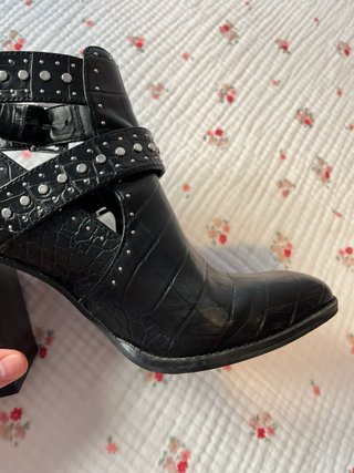 Botines tacón negros con tachuelas