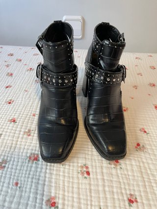 Botines tacón negros con tachuelas
