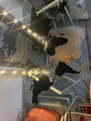 Escritorio de cristal con mapa del mundo