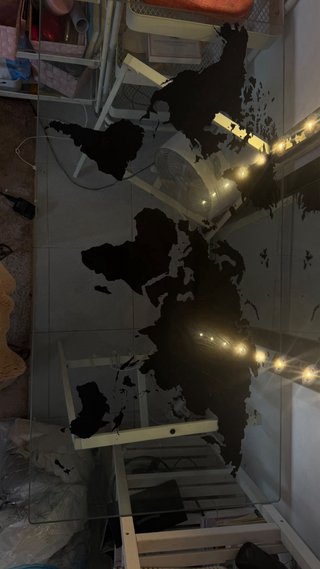 Escritorio de cristal con mapa del mundo
