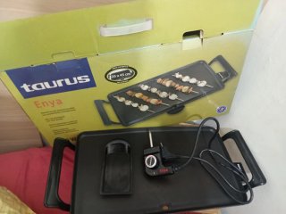 Plancha Eléctrica Taurus Enya en su caja original