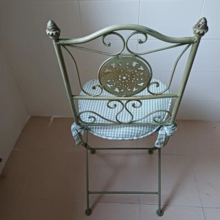 Silla de forja verde con cojín