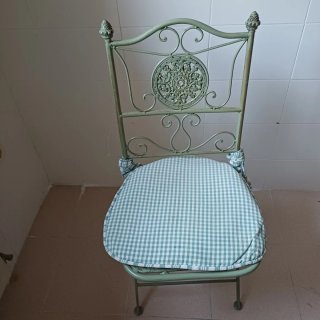 Silla de forja verde con cojín