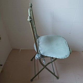 Silla de forja verde con cojín
