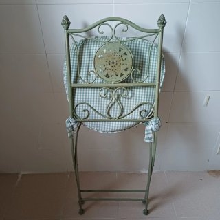 Silla de forja verde con cojín