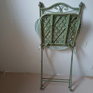 Silla de forja verde con cojín