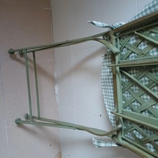 Silla de forja verde con cojín