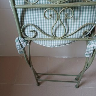 Silla de forja verde con cojín