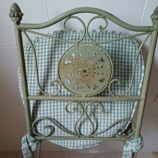 Silla de forja verde con cojín