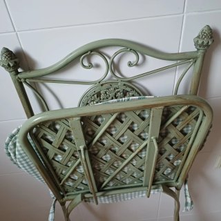 Silla de forja verde con cojín