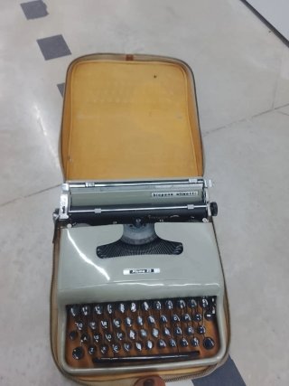 Máquina de escribir Hispano Olivetti Pluma 22