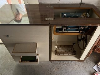 Máquina de coser Sigma vintage con mueble