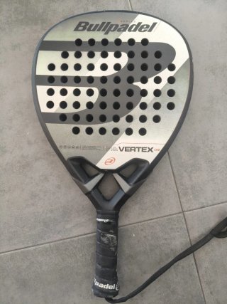 Pala de pádel Bullpadel Vertex 02 para reparar.