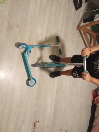 2 Patinetes Infantiles Azules 20€ cada uno