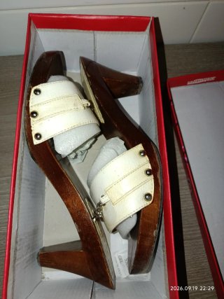 Zapatos de tacón madera