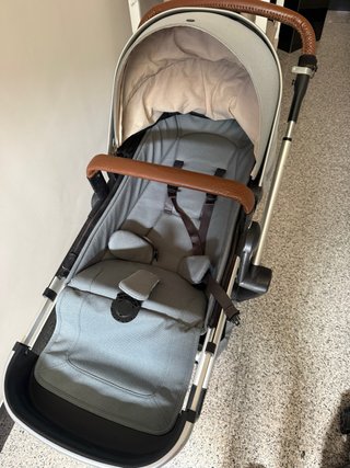 Passeggino grigio e marrone