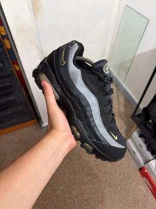 Nike Air Max 95 Negro y Dorado