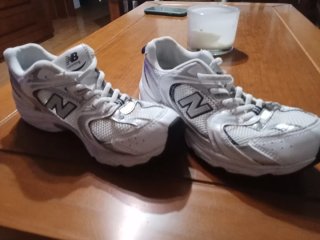 Zapatillas New Balance plateadas y blancas
