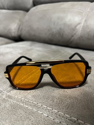 Gafas de sol negras y naranjas
