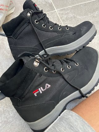 Botas Fila Negras y Grises